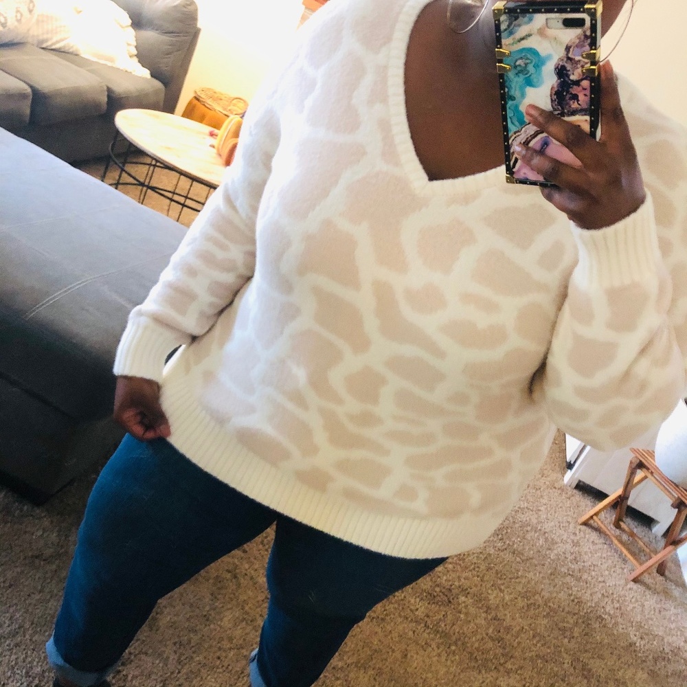 V-neck Animal Print Sweater. Plus Size 14. NWT